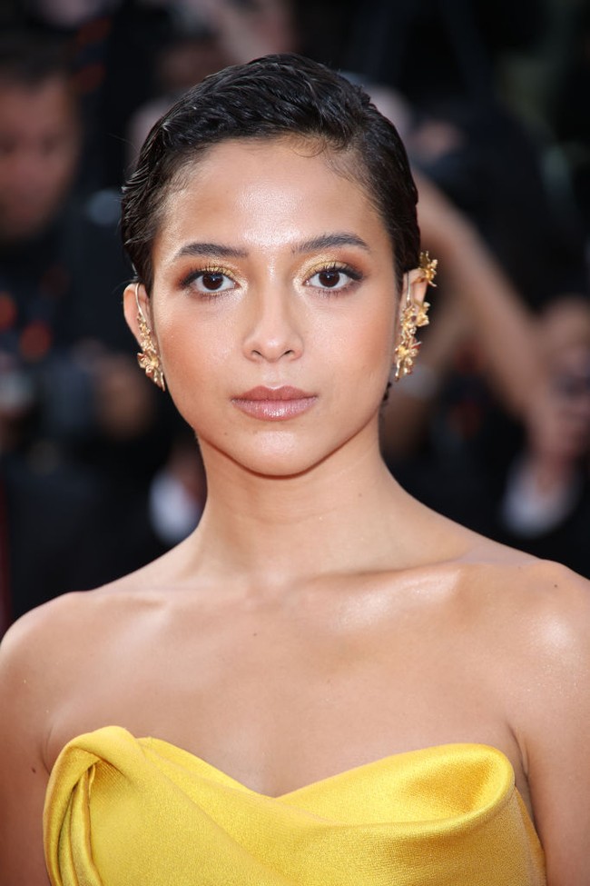 Senada dengan gaun, makeup bintang Layangan Putus itu dibuat bernuansa gold. Sapuan eyeshadow emas dan lipstik coklat glossy menambah kemewahan penampilan Putri Marino. Foto: dok. Getty Images/FilmMagic/Marc Piasecki