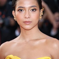 Senada dengan gaun, makeup bintang Layangan Putus itu dibuat bernuansa gold. Sapuan eyeshadow emas dan lipstik coklat glossy menambah kemewahan penampilan Putri Marino. Foto: dok. Getty Images/FilmMagic/Marc Piasecki