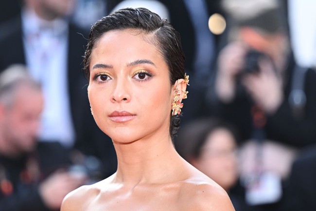 Sang makeup artis Vagueskin menyebut makeup-nya kali ini bergaya 24K. Saya menyebut tampilan ini The 24k - Drip in gold makeup. Mengambil inspirasi dari gaunnya dan tentunya warna yang sesuai dengan warna kulit dan undertone Putri,” jelasnya di Instagram.Foto: dok. Getty Images/FilmMagic/Marc Piasecki