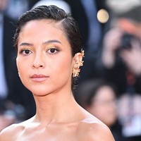 Sang makeup artis Vagueskin menyebut makeup-nya kali ini bergaya 24K. Saya menyebut tampilan ini The 24k - Drip in gold makeup. Mengambil inspirasi dari gaunnya dan tentunya warna yang sesuai dengan warna kulit dan undertone Putri,” jelasnya di Instagram.Foto: dok. Getty Images/FilmMagic/Marc Piasecki