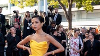 Kecantikan istri Chicco Jerikho yang meramaikan Cannes Film Festival membuat netizen kagum. (Foto: dok. Getty Images/FilmMagic/Marc Piasecki)