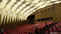 Gedung ini terdiri dari tiga bagian, yakni outdoor plaza, multifunction hall, dan performance hall. Khusus untuk performance hall, kapasitasnya mencapai 286 orang.