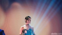 Dalam kesempatan yang sama, penyanyi Andien Aisyah berkesempatan membawakan sejumlah lagu dalam peresmian RSCC. Benar saja, saat dirinya menyanyikan lagu Semusim versi mendiang Chrisye, duet bersama Endah Lras Ratu Keroncong Waldjinah, penonton bak dibuat terhipnotis.