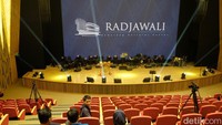 Semarang akhirnya punya gedung pusat seni bertaraf internasional. Radjawali Semarang Cultural Center Center (RSCC) yang diresmikan Senin (15/5/2023) lalu ini, menampilkan sejumlah ruangan dan fasilitas mewah, bak tengah menonton pentas atau pertunjukan di luar negeri.