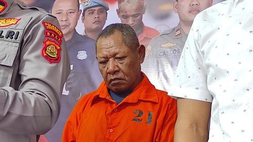 Junaedi, residivis baru keluar dua bulan dari penjara dihadirkan saat konferensi pers di Polsek Denpasar Utara, Senin (29/5/2023). (I Wayan Sui Suadnyana/detikBali)