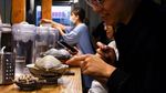 Restoran ini Sajikan Ramen dengan Topping Kecoa Raksasa
