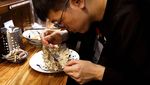 Restoran ini Sajikan Ramen dengan Topping Kecoa Raksasa