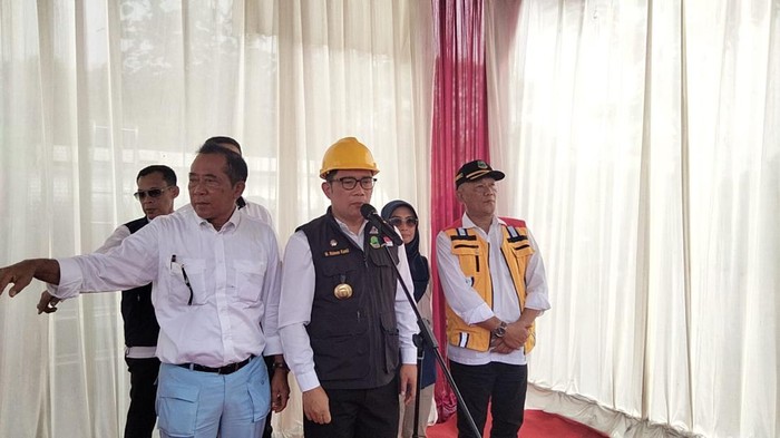 Ridwan Kamil tinjau proyek tol truk tambang di Bogor