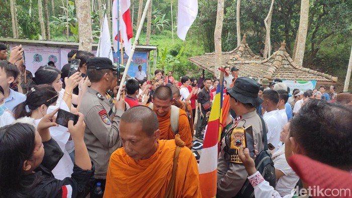 Rombongan biksu Thudong disambut hangat oleh warga di Vihara 2500 Buddha Jayanti, Semarang, Senin (29/5/2023).
