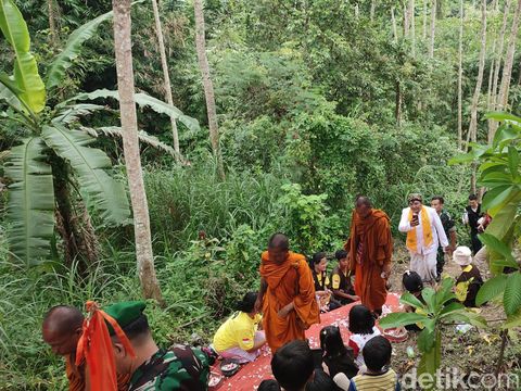 Rombongan biksu Thudong disambut hangat oleh warga di Vihara 2500 Buddha Jayanti, Semarang, Senin (29/5/2023).