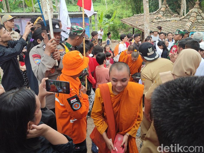 Rombongan biksu Thudong disambut hangat oleh warga di Vihara 2500 Buddha Jayanti, Semarang, Senin (29/5/2023).