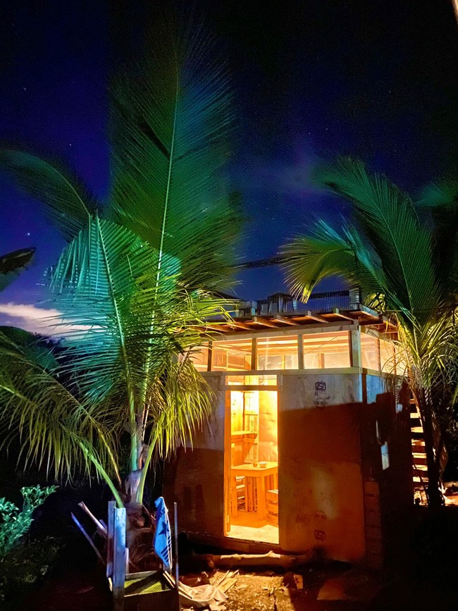 Berlokasi di Filipina, menurut keterangan unggahan, luas rumah tersebut hanya 2,5 meter x 3,5 meter. Terletak di tengah hutan, begini penampakannya saat malam hari. Foto: Facebook/Miykal Chun