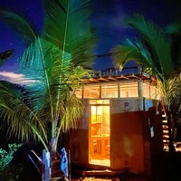 Berlokasi di Filipina, menurut keterangan unggahan, luas rumah tersebut hanya 2,5 meter x 3,5 meter. Terletak di tengah hutan, begini penampakannya saat malam hari. Foto: Facebook/Miykal Chun