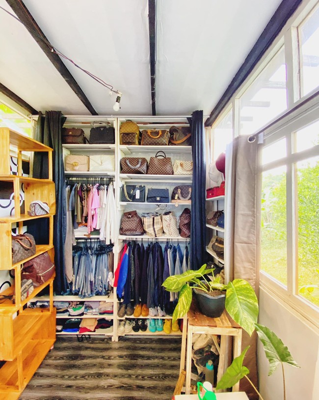 Walaupun bagian luarnya tampak amat sederhana siapa sangka jika bagian dalam rumah ternyata begitu estetik dan rapi. Terdapat beberapa rak-rak yang berisi koleksi baju, tas, dan sepatu pemiliknya yang tersusun rapi. Foto: Facebook/Miykal Chun