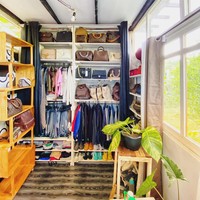 Walaupun bagian luarnya tampak amat sederhana siapa sangka jika bagian dalam rumah ternyata begitu estetik dan rapi. Terdapat beberapa rak-rak yang berisi koleksi baju, tas, dan sepatu pemiliknya yang tersusun rapi. Foto: Facebook/Miykal Chun