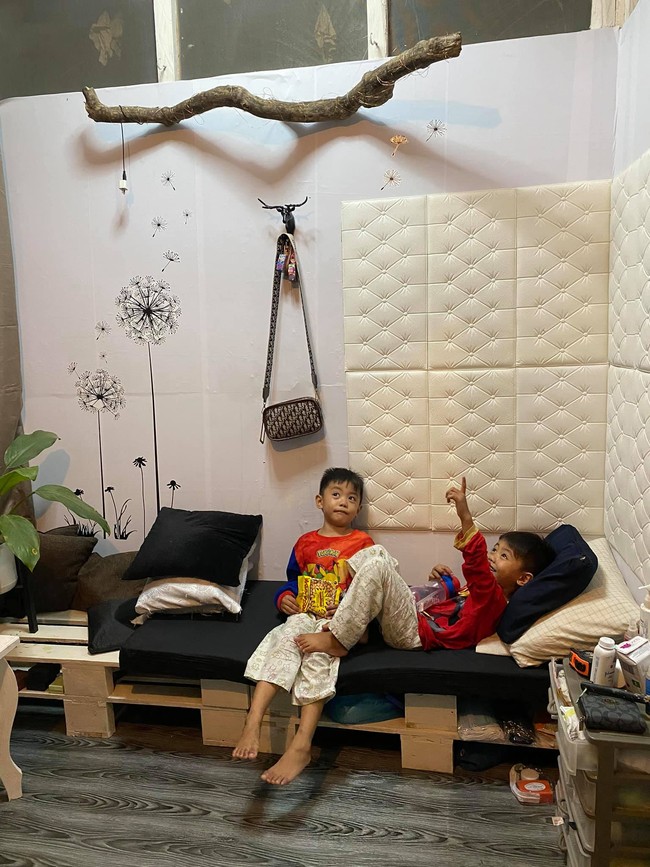 Salah satu sisi ruangannya terdapat tempat duduk untuk bersantai. Ruangan bersantainya itu pun tampak estetik dan Instagrammable dengan beberapa pajangan dan hiasan dinding. Foto: Facebook/Miykal Chun