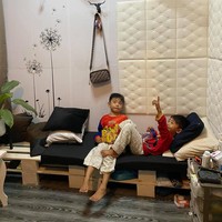 Salah satu sisi ruangannya terdapat tempat duduk untuk bersantai. Ruangan bersantainya itu pun tampak estetik dan Instagrammable dengan beberapa pajangan dan hiasan dinding. Foto: Facebook/Miykal Chun