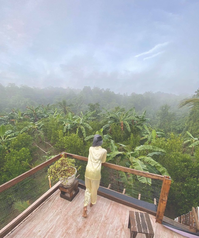 Rumah unik ini juga memiliki lantai 2 yang dibuat untuk tempat bersantai. Dari lantai 2 rumah bisa melihat pemandangan di sekitar rumah yang didominasi oleh pohon-pohon hijau. Foto: Facebook/Miykal Chun