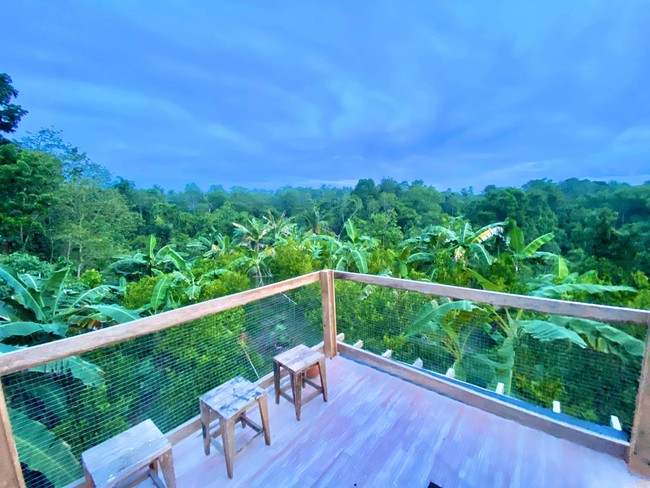 Walaupun lantai 2 rumahnya tampak begitu sederhana, namun tetap terlihat mengagumkan. Di lantai 2 rumah juga disediakan beberapa bangku kecil untuk duduk. Foto: Facebook/Miykal Chun