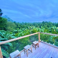 Walaupun lantai 2 rumahnya tampak begitu sederhana, namun tetap terlihat mengagumkan. Di lantai 2 rumah juga disediakan beberapa bangku kecil untuk duduk. Foto: Facebook/Miykal Chun