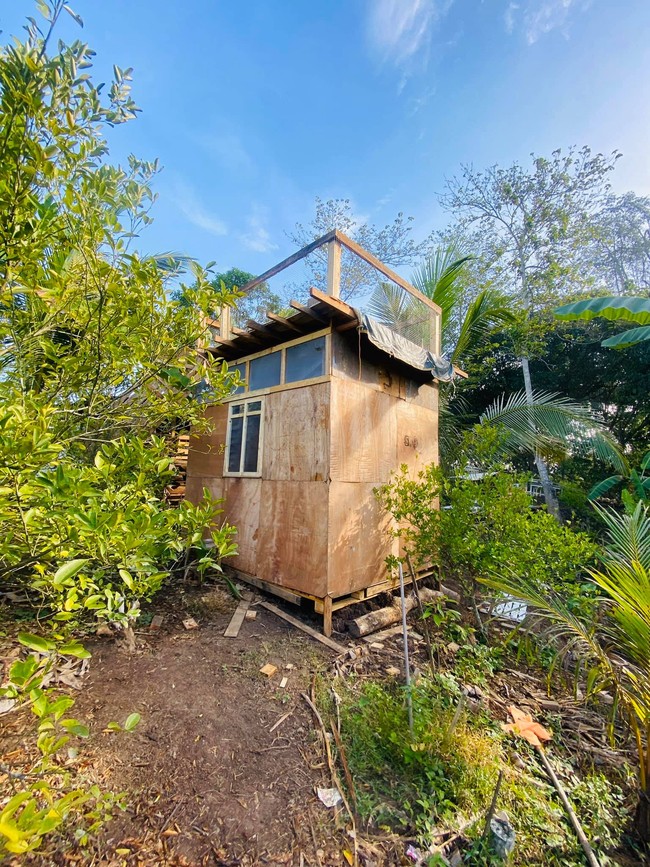 Potret rumah unik yang satu ini dibagikan oleh akun Facebook Miykal Chun. Dari foto-foto yang dibagikan terlihat dari luar rumah tersebut tampak begitu sederhana dan kecil. Bagian dindingnya pun hanya terbuat dari triplek. Foto: Facebook/Miykal Chun