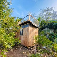 Potret rumah unik yang satu ini dibagikan oleh akun Facebook Miykal Chun. Dari foto-foto yang dibagikan terlihat dari luar rumah tersebut tampak begitu sederhana dan kecil. Bagian dindingnya pun hanya terbuat dari triplek. Foto: Facebook/Miykal Chun