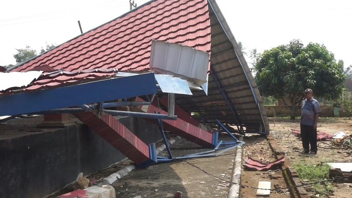 Rumah warga rusak di Lampung Tengah akibat diterjang angin puting beliung. (Foto: Istimewa)