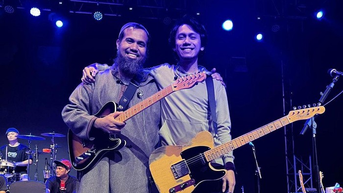 sakti saat manggung bareng sheila on 7.