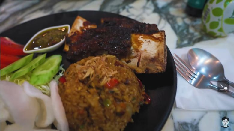Sandiaga Uno makan nasi goreng di restoran Indonesia yang ada di Korea.