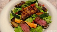 Salad di sini cukup banyak pilihannya, tapi yang paling favorit ada Caesar Salad (Rp 145.000), Quinoa Avocado Salad (Rp 145.000), dan bintang utamanya ada Wagyu Pepper Beef Foie Gras Salad (Rp 295.000). Foto: detikFood