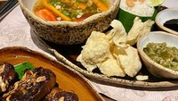 Ada juga menu Sop Buntut (Rp 145.000), menu ini disajikan dengan nasi putih bertabur bawang goreng, emping, dan buntut sapi yang dibakar disajikan terpisah dari kuah sopnya.  Foto: detikFood