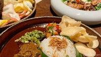 Lalu tak ketinggalan menu Nasi Campur (Rp 135.000), menu ini bisa dibilang nasi rames ‘Sultan’. Karena porsinya yang royal dan pilihan lauknya beragam.  Foto: detikFood