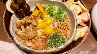 Tak hanya menu Sop Buntut dan Nasi Campurnya yang menggugah selera. Demo Bar & Bistro juga hits dengan Bubur Ayam (Rp 95.000) yang lengkap.  Foto: detikFood