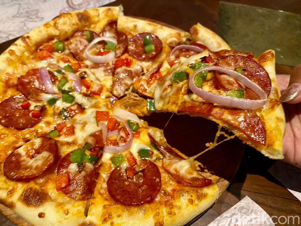 Santai Sore Ngemil Wood Fire Pizza hingga Double Fudge Chocolate