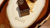 Di menu ‘Sweet Ending’, ada menu dessert enak. Seperti Double Fudge Rum Chocolate (Rp 90.000), kue cokelat legit dengan rum dan cremeux cokelat yang manis. Foto: detikFood