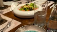 Untuk minumannya ada lebih dari 50 jenis minuman yang disajikan di sini. Di menu Cocktail Signature (mengandung alkohol), pengunjung bisa cicip Smoke Sugar Daddy (Rp 135.000).  Foto: detikFood