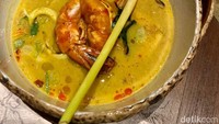 Menu yang ditawarkan cukup menarik. Seperti sop buntut yang klasik, nasi campur dengan aneka lauk yang enak sampai kari seafood yang disajikan dengan nasi dan kerupuk. Foto: detikFood