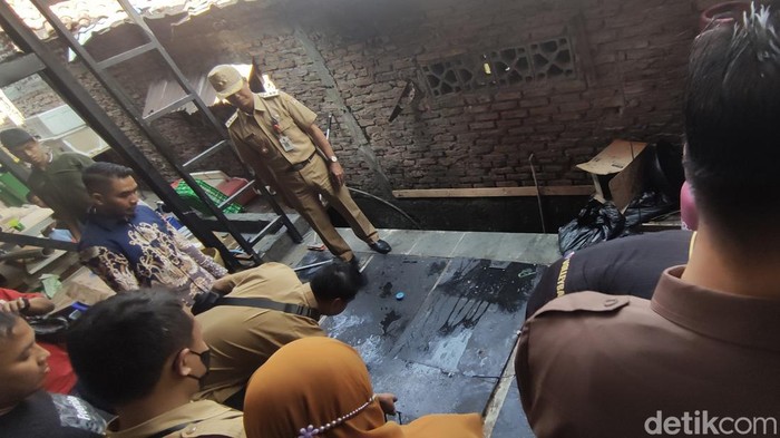 Sejumlah instansi melakukan sidak ke sebuah restoran yang menghasilkan bau limbah, Senin (29/5/2023).