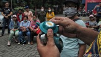 Pembawaannya yang kadang guyon, membuat emak-emak yang mengikuti kegiatan tersebut interaktif saat kegiatan.  