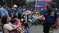 Petugas Pemadam Kebakaran Kecamatan Koja bersama warga melakukan simulasi pemadaman api dari tabung gas di kawasan Sektor Pemadam Kebakaran Sektor 2 Koja, Jakarta Utara, Senin (29/05/2023).