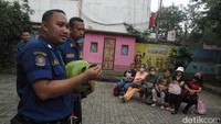 Petugas memaparkan beberapa hal terkait penanggulangan kebakaran dan lainnya.