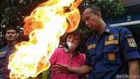 Pesertanya adalah emak-emak yang berada di wilayah Koja. Mereka diberikan bekal materi secara teori dan praktek saat pelaksanaan kegiatan tersebut.
