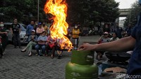 Dalam simulasi tersebut, Petugas Damkar memberikan cara untuk mengatasi kebakaran akibat selang tabung gas yang bocor.