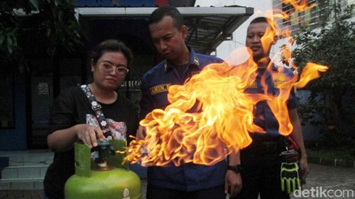 Serunya Emak-emak Saat Simulasi Penanganan Kebakaran