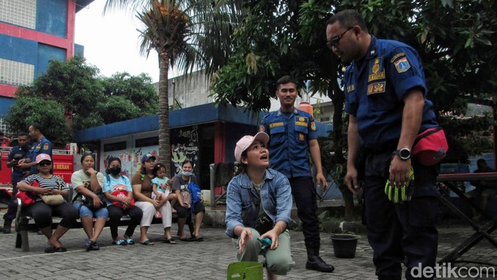 Serunya Emak-Emak Saat Simulasi Penangguhan Kebakaran Keseruan terjadi saat dilaksanakan simulasi terkait upaya penanggulangan musibah kebakaran di kawasan Sektor Pemadam Kebakaran Sektor 2 Koja, Jakarta Utara, Senin (29/05/2023). Pesertanya adalah emak-emak yang berada di wilayah Koja.