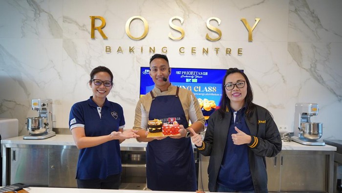 Serunya Ikut Kelas Baking dengan Chef Yuda Bustara (Ki-Ka) Leony Hartono (Head of Business Marketing PT Link Net Tbk), Chef Yuda Bustara, dan Santiwati Basuki (Deputy Chief Marketing Officer PT Link Net Tbk) memberikan sambutan kepada pelanggan First Media dan menunjukan First Media Signature Cakes pada kegiatan Baking Class di Rossy Baking Centre Tangerang (27/5). First Media kembali menghadirkan program First Rewards yang dilaksanakan di empat kota untuk terus membangun hubungan kekeluargaan yang hangat bersama pelanggan setia.