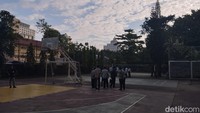 Lapangan voli SMP Athirah Makassar tempat jenazah Basman ditemukan. Terlihat garis polisi sudah tidak terpasang lagi di lokasi. Foto: detikSulsel/Ihksan Bayu Aji Saputra