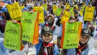 Pelajar menunjukkan bekal makanan sehat saat kegiatan gerakan makan benar di Saparua, Bandung, Jawa Barat, Senin (29/5/2023). 