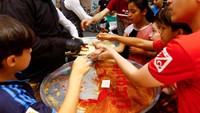 Kue ini kemudian dibagikan kepada anak-anak.  