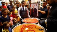 Warga Khan Younis, Gaza, Palestina, merayakan kemenangan Erdogan, Minggu (28/5/2023).  